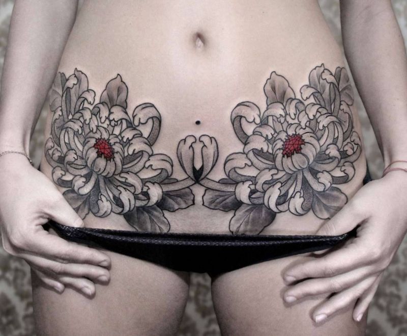 kwiaty na brzuchu kobiety