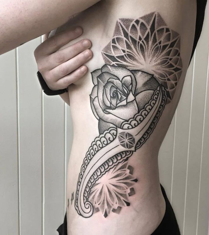 kwiaty tatuaże na żebra