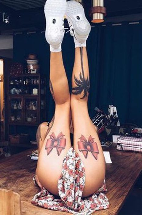 tatuaże na udach - kokardy