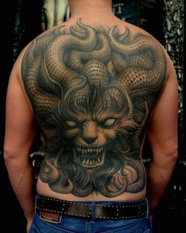 diabeł duży tatuaż na plecach