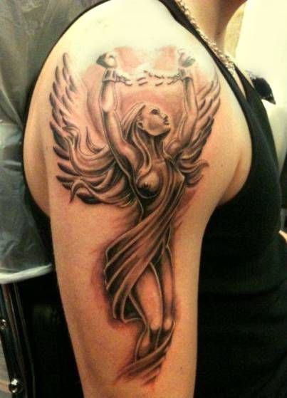 tatuaże na ramieniu anioły w kajdanach