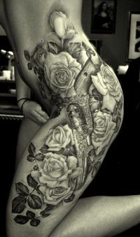róże tatuaże pistolety