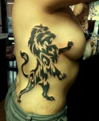 lew tatuaż na żebrach