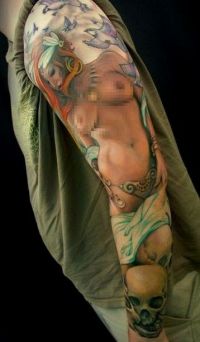 naga kobieta tatuaż na ręce