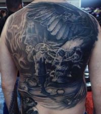tatuaż czaszka na plecach