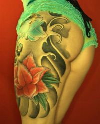 tatuaże na udzie kobiety