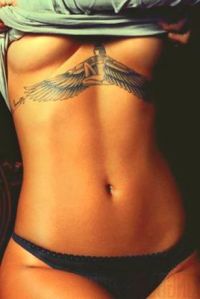 tatuaże rihanny na klatce piersiowej