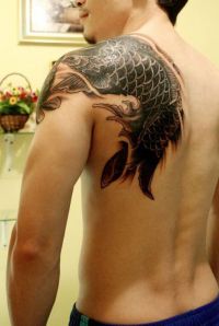 ryba tatuaż na ramieniu