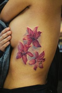 kwiaty tatuaże na żebrach