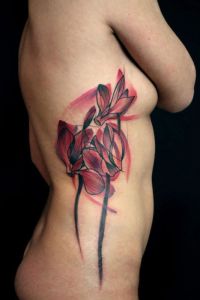 kwiaty na żebrach tatuaże