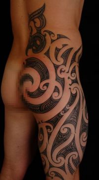 tribale tatuaże na biodrach
