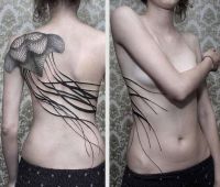 duża meduza tatuaże na plecach