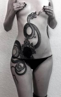 wąż tatuaż dla kobiety