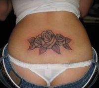 róże tatuaże na kości ogonowej