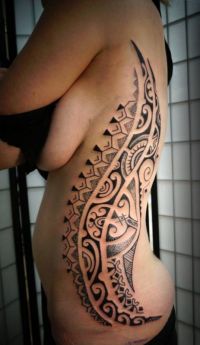 maoryski tatuaż na żebrach