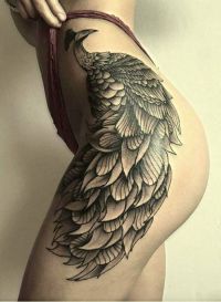 ptak tatuaż na biodrze