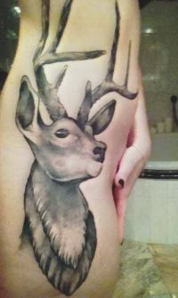 tatuaż jeleń na biodrze
