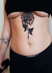 róża wytatuowana na brzuchu