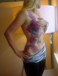 smok tatuaż na brzuchu dla kobiety