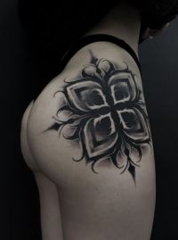 tatuaż na bidrze dla kobiety