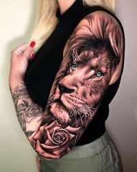 Lew tatuaż na ramieniu