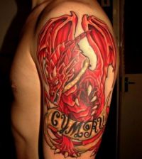 czerwony smok tatuaż na ramieniu