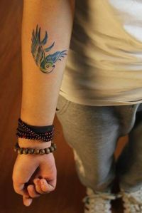 jaskółka tatuaż na przedramieniu