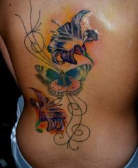 kwiaty i motyl tatuaże