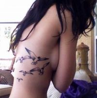 ptaki tatuaż na żebrach