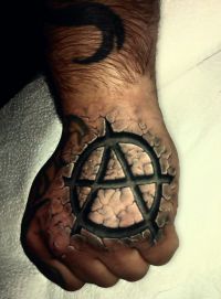 symbol na dloni tatuaż