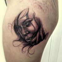 tważ kobiety tatuaż na biodrze