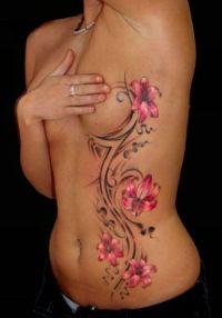 tatuaże kwiaty na brzuchu