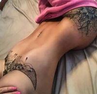 tatuaże pod piersiami i na biodrach