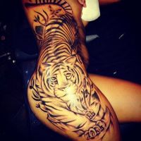 tygrys tatuaż na biodrze