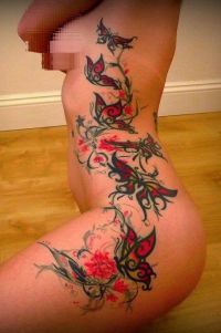 motyle i kwiaty tatuaże dla kobiety