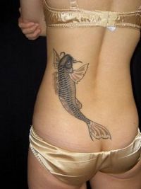 ryba koi tatuaż na plecach